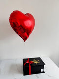 Caja personalizada con rosas, bombones, fresas de chocolate y globo metalizado con helio