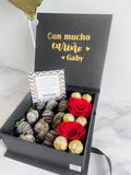 Caja personalizada Fresas con Chocolate, bombones, rosas y globo metalizado con Helio