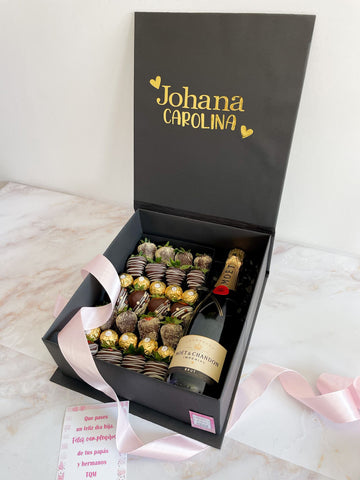 Caja personalizada fresas con chocolate, botella de Moet & Chandon y bombones