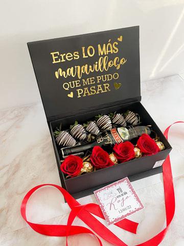 Caja sorpresa fresas con chocolate, botella de baileys, rosas y bombones