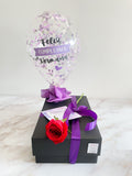 Caja sorpresa fresas con chocolate, botella de baileys, globito personalizado y una rosa