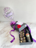 Caja sorpresa fresas con chocolate, botella de baileys, globito personalizado y una rosa