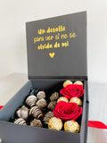 Caja personalizada Fresas con Chocolate, bombones, rosas y globo metalizado con Helio