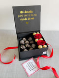 Caja personalizada Fresas con Chocolate, bombones, rosas y globo metalizado con Helio