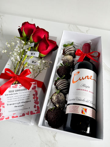 Caja sorpresa botella de vino, fresas con chocolate y rosas