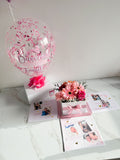 Caja de Bienvenida Bebé personalizada con flores y globos