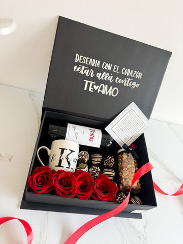 Caja sorpresa botella de vino, fresas con chocolate, rosas, taza personalizada, frutos secos y globos con helio