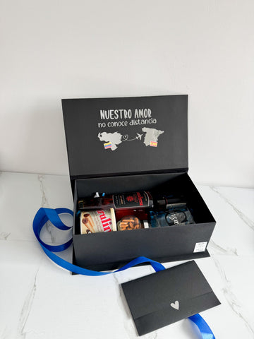 Caja Box personalizada con Ron, pirulin, pretzels, vaso personalizado y globo metalizado con helio