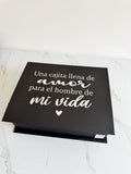 Caja sorpresa personalizada con cervezas, jarra y fotos