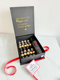 Caja personalizada fresas con chocolate, botella de ron santa teresa, bombones y globo metalizado con helio