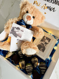 CAJA PERSONALIZADA CON MARCO DE FOTOS, FRESAS CON CHOCOLATE Y OSO DE PELUCHE