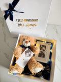 CAJA PERSONALIZADA CON MARCO DE FOTOS, FRESAS CON CHOCOLATE Y OSO DE PELUCHE
