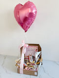 CAJA ABIERTA CON CHOCOLATES Y GLOBO CON HELIO