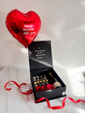 Caja personalizada fresas con chocolate, bombones, rosas, botella de Moet & Chandon y globo metalizado con helio