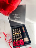 Caja personalizada fresas con chocolate, bombones, rosas, botella de Moet & Chandon y globo metalizado con helio