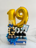 Arreglo Cervezas con Globos, letra decorada con bombones y fresas con chocolate