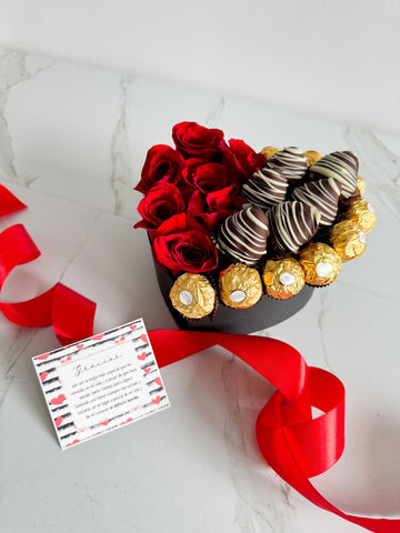 Corazón con rosas, bombones y fresas con chocolate