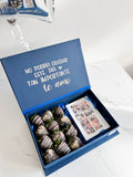 Caja personalizada de fresas con chocolate y marco de fotos + Globo metalizado con helio