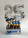 Arreglo Cervezas con Globos, letra decorada con bombones y fresas con chocolate