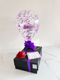 Caja sorpresa fresas con chocolate, botella de baileys, globito personalizado y una rosa