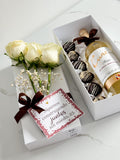 Caja sorpresa botella de vino, fresas con chocolate y rosas