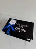 Caja Box personalizada con whisky black label, bombones, pretzels y vaso personalizado