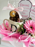 Arreglo de flores variadas con taza personalizada