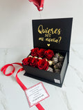 Caja personalizada con rosas, bombones, fresas de chocolate y globo metalizado con helio
