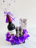 Arreglo botella de vino, fresas con chocolate y globo personalizado