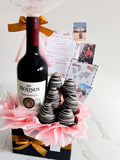 Arreglo botella de vino, fresas con chocolate y globo personalizado