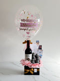 Arreglo botella de vino, fresas con chocolate y globo personalizado