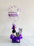 Arreglo botella de vino, fresas con chocolate y globo personalizado