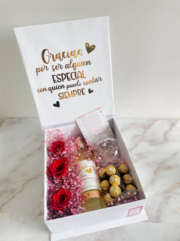 Caja personalizada Rosas, bombones, botella de vino y copa personalizada