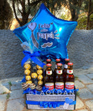 Arreglo Cervezas con Globos, letra decorada con bombones y fresas con chocolate