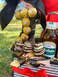 Arreglo Cervezas con Globos, letra decorada con bombones y fresas con chocolate