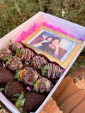 Caja de fresas con chocolate y marco de fotos