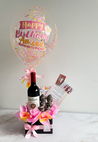 Arreglo botella de vino, fresas con chocolate y globo personalizado