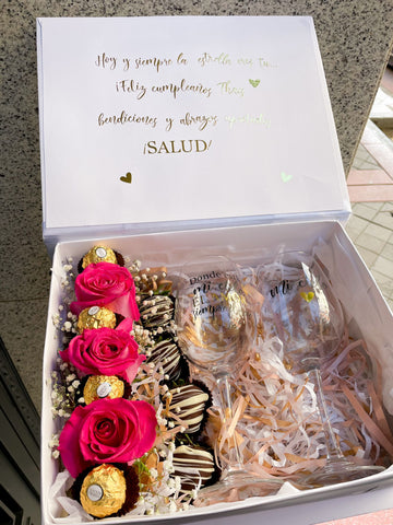 Caja personalizada fresas con chocolate, rosas, bombones, copas personalizadas