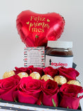 Caja con rosas, bombones, nutella y globo personalizado