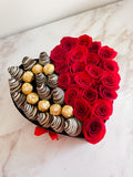 Corazón de rosas, bombones y fresas con chocolate