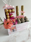 Cava Box con Letra de Bombones, flores y fresas con chocolate