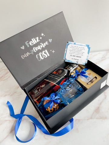 Caja Box personalizada con whisky black label, bombones, pretzels y vaso personalizado