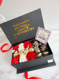 Caja sorpresa con flores, bombones, fresas con chocolate y globo metalizado con helio
