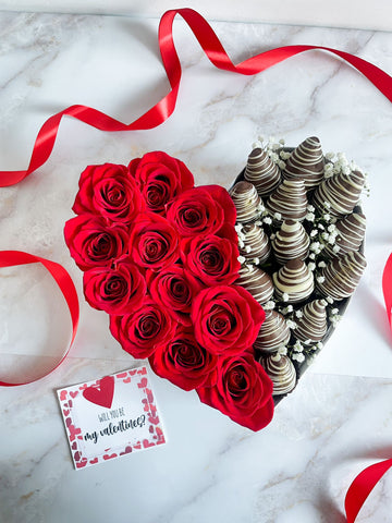 Corazón de rosas y fresas con chocolate