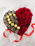 Corazón de rosas, bombones y fresas con chocolate